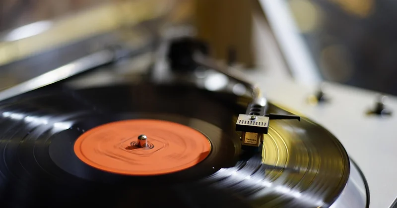 Was kostet Vinyl im Bad – und wie schlägt es sich gegen Fliesen?