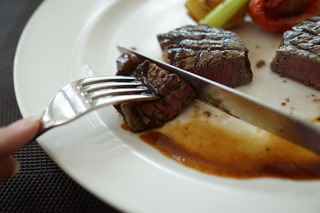 entdecken sie die köstliche welt der steaks! genießen sie zartes, saftiges fleisch, das perfekt gegrillt oder angebraten wird. von klassischen rindersteaks bis hin zu aufregenden variationen – hier finden sie rezepte und tipps, um ihr steak-erlebnis zu perfektionieren.